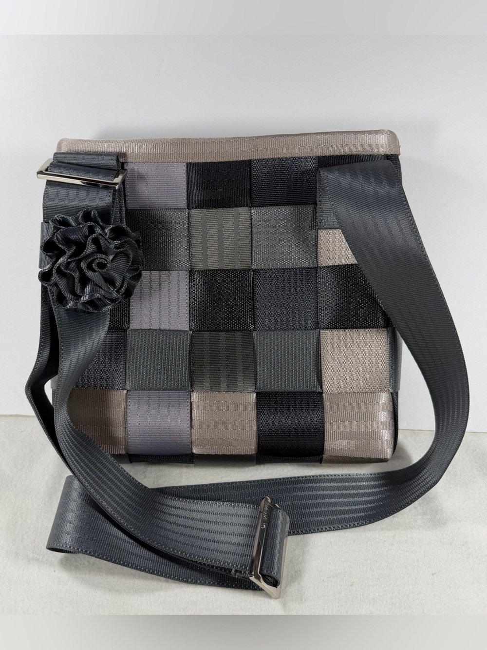 Harveys Original Seatbelt Purse Crossbody Bag Black Gray Tan Silver W/Rosette